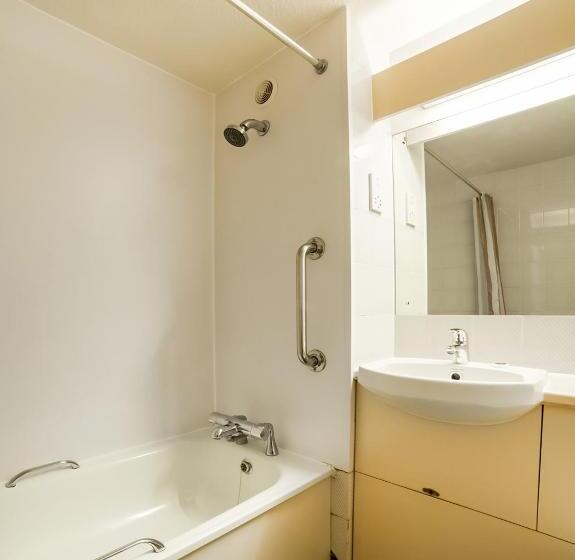 غرفة ديلوكس ثلاثية, Rafee