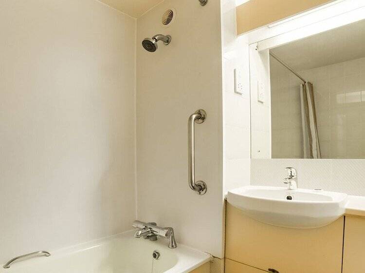 غرفة ديلوكس ثلاثية, Rafee