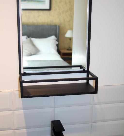 جناح ديلوكس, The Kirkcudbright Bay