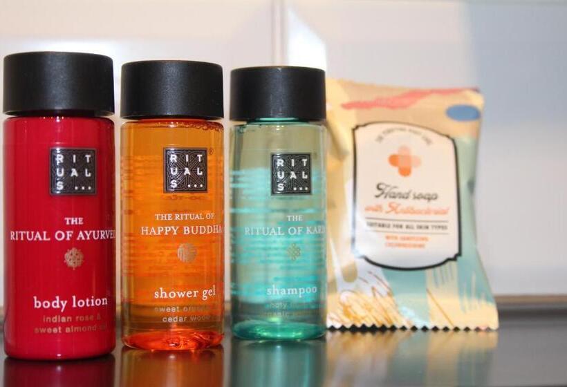 جناح ديلوكس, The Kirkcudbright Bay