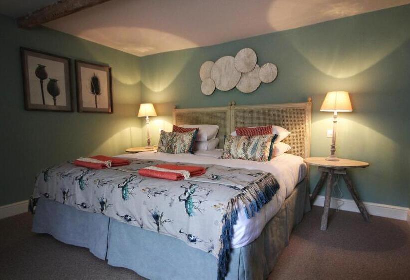 小型套房, The Ship