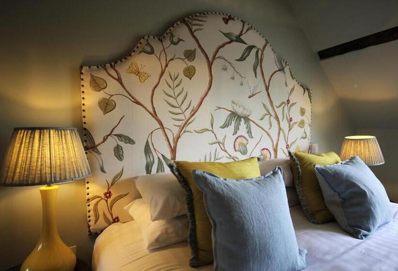 小型套房, The Ship