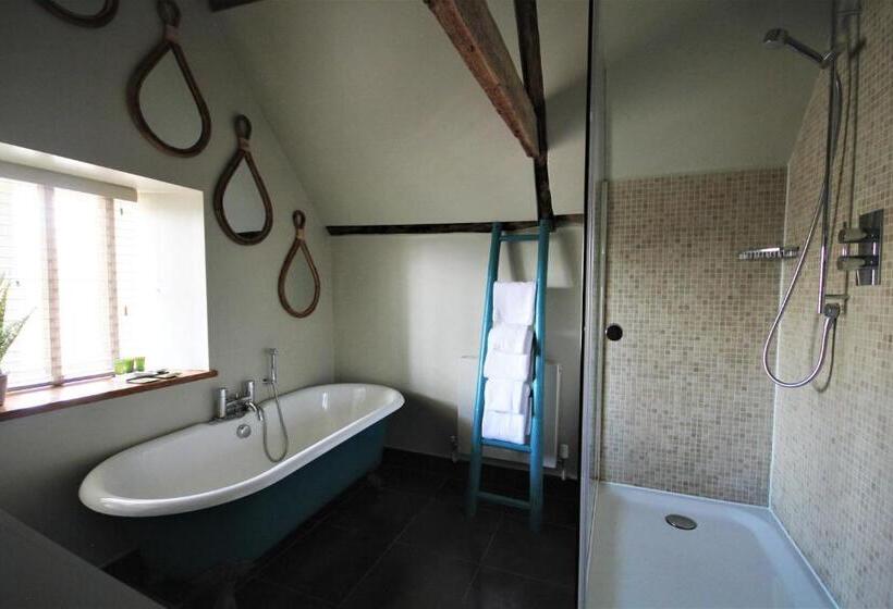 小型套房, The Ship