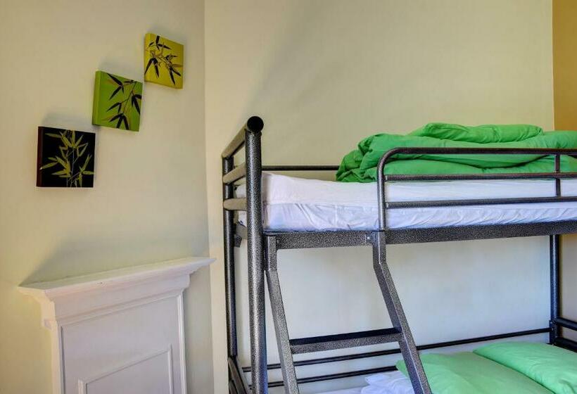 공용 욕실 구비 공동 객실 내의 침대, Yha Beer