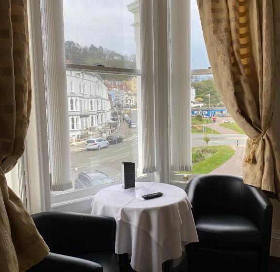 高级大房间, The Clovelly