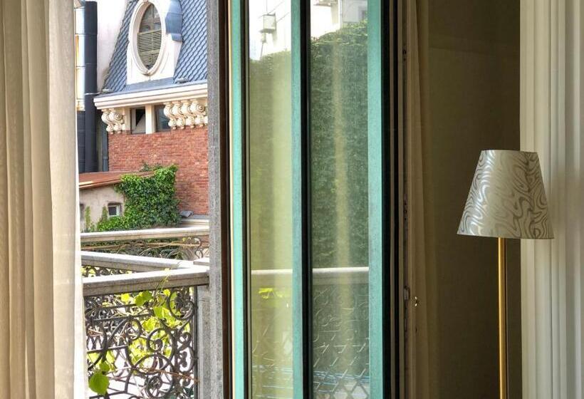 اتاق لوکس, O. Galogre