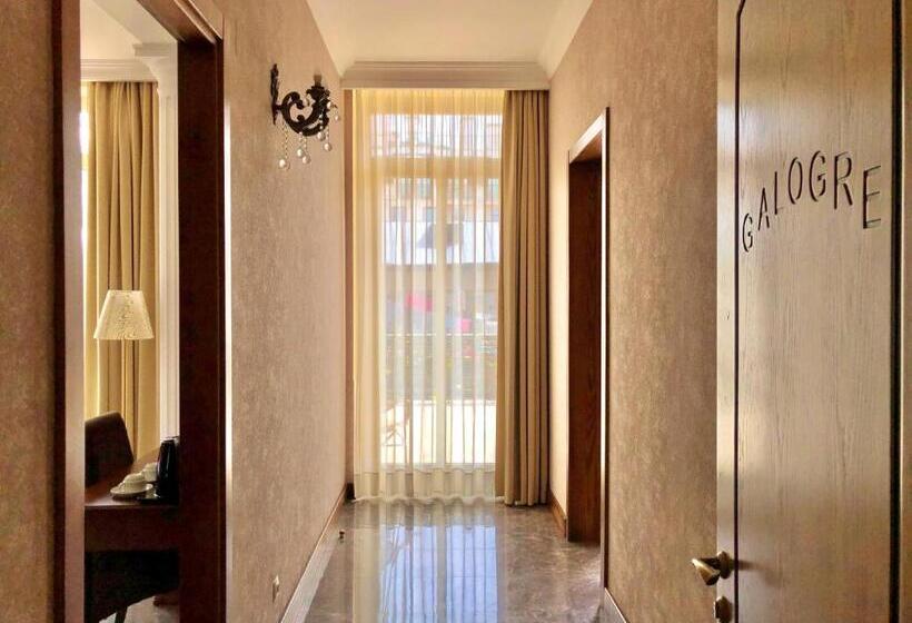 اتاق لوکس, O. Galogre