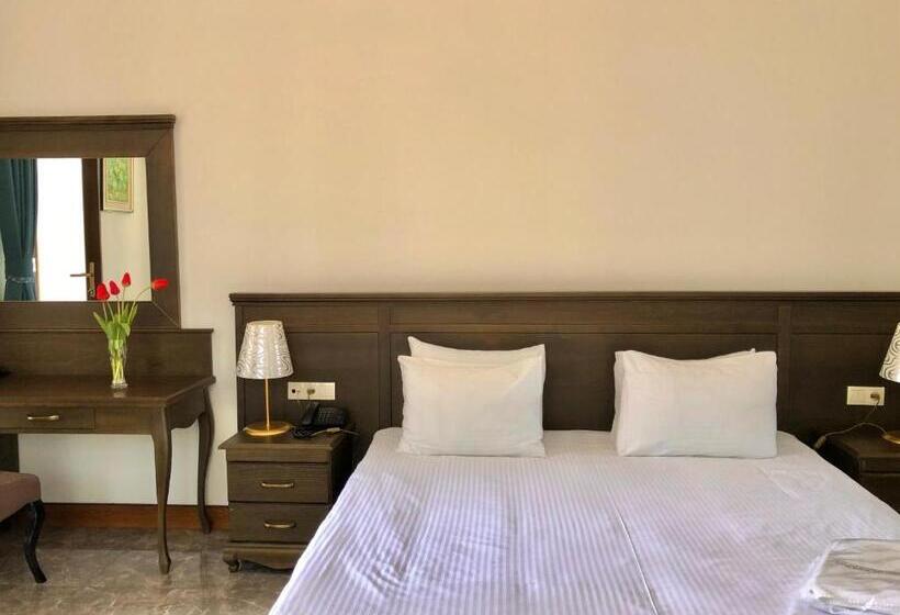 اتاق لوکس, O. Galogre