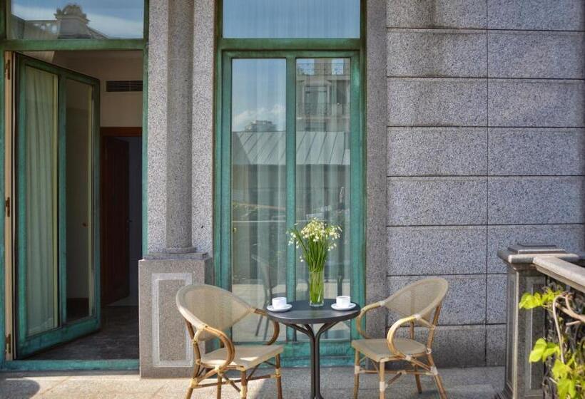 اتاق لوکس, O. Galogre