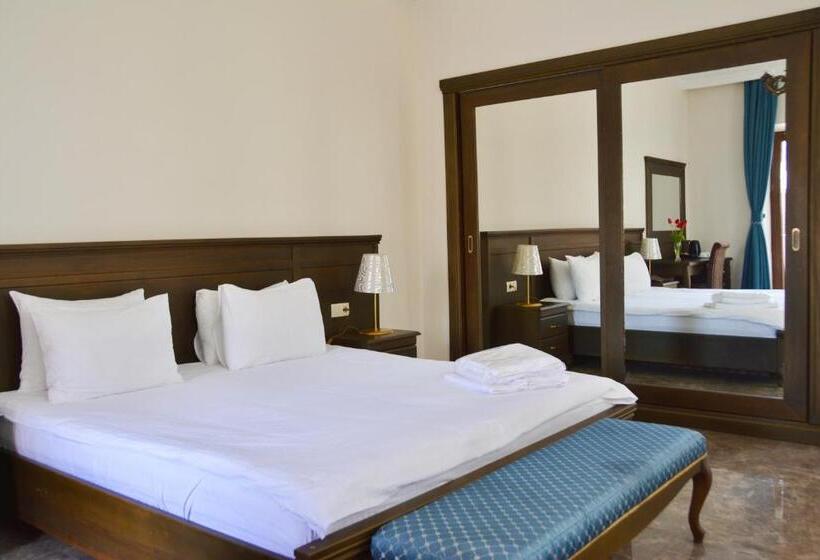 اتاق لوکس, O. Galogre