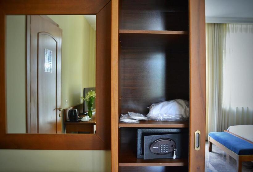 اتاق لوکس, O. Galogre