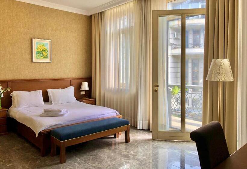 اتاق لوکس با چشم‌انداز باغ, O. Galogre