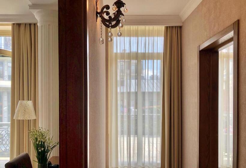 اتاق لوکس با چشم‌انداز باغ, O. Galogre