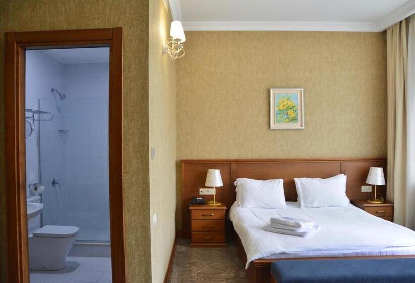 اتاق لوکس با چشم‌انداز باغ, O. Galogre