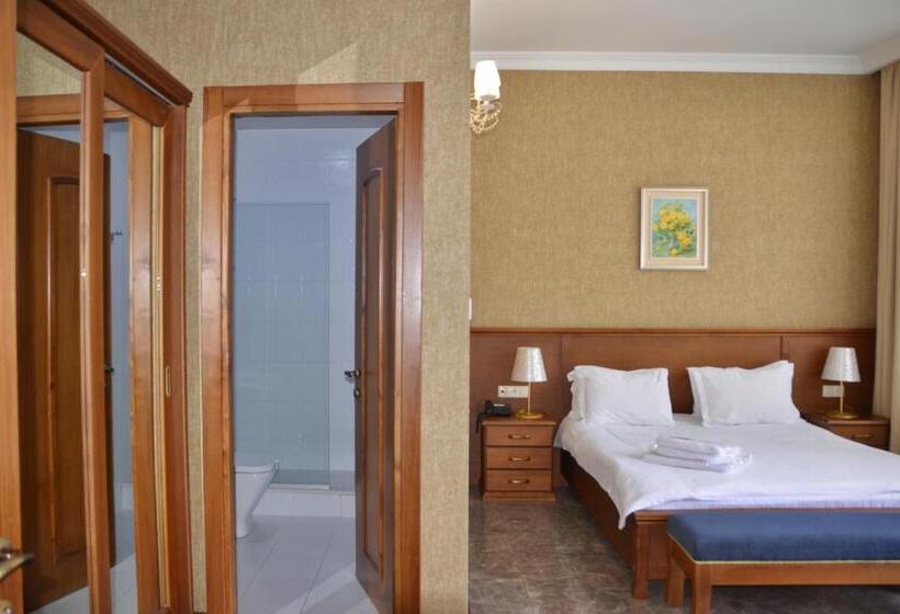 اتاق لوکس با چشم‌انداز باغ, O. Galogre