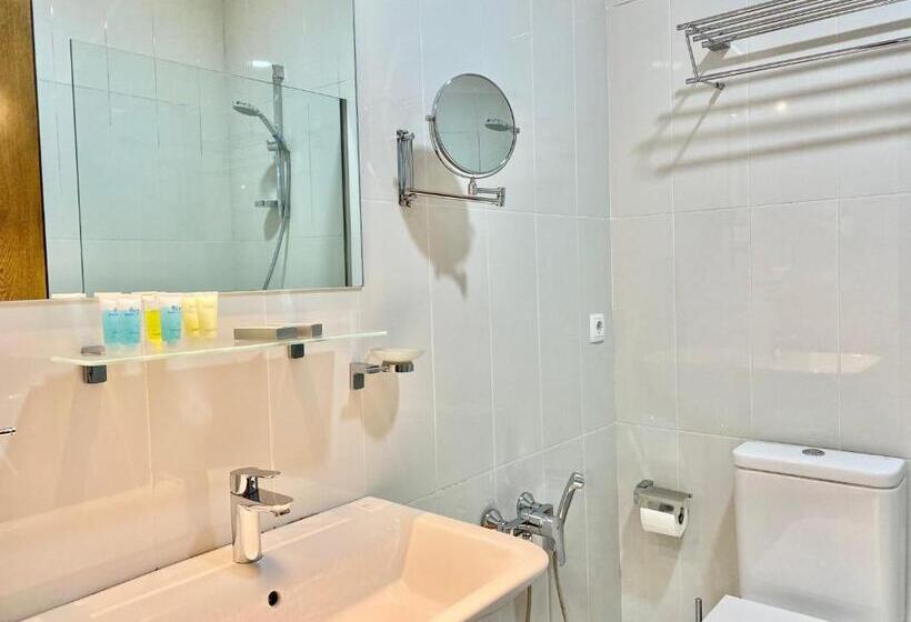 اتاق لوکس با چشم‌انداز باغ, O. Galogre