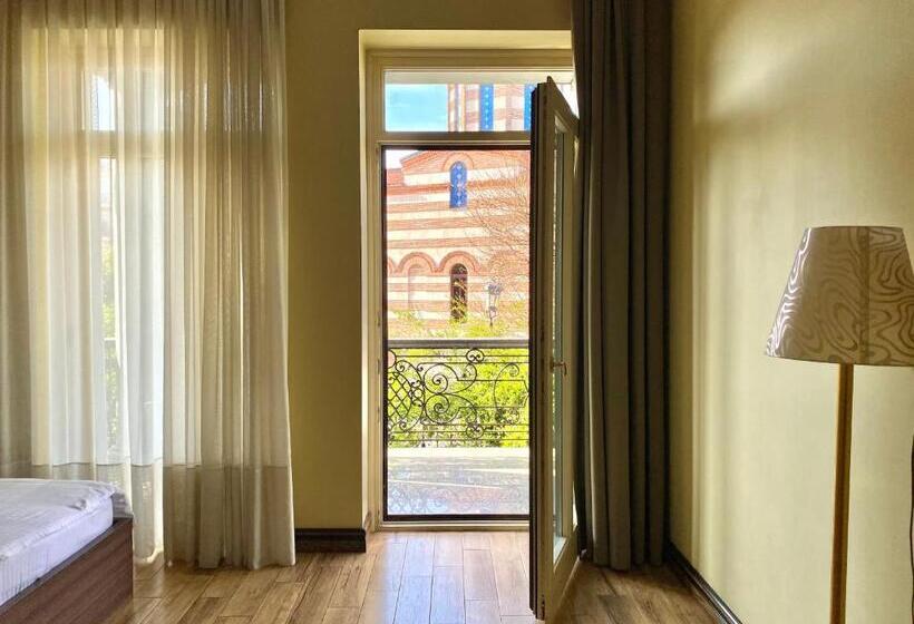 اتاق سوپریور خانوادگی, O. Galogre