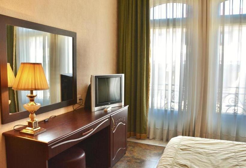 اتاق اکونومی, O. Galogre