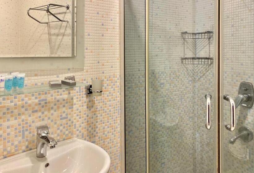 اتاق اکونومی, O. Galogre