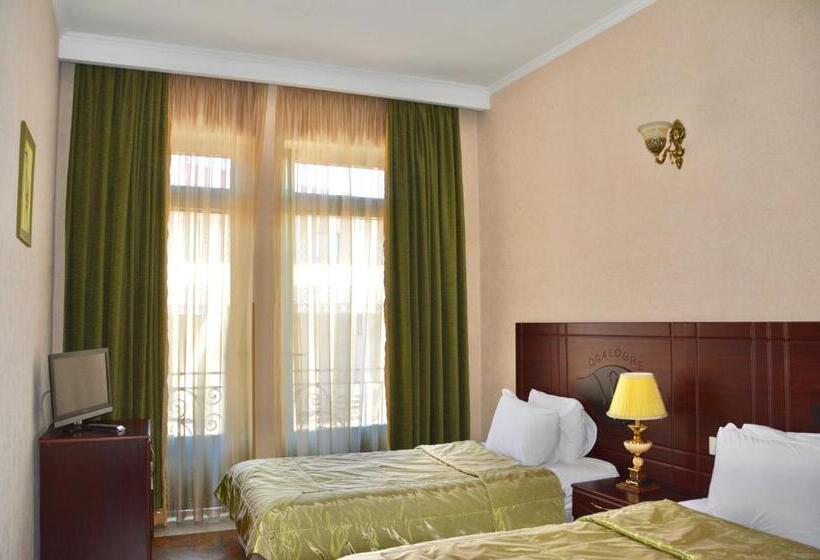 اتاق اکونومی, O. Galogre