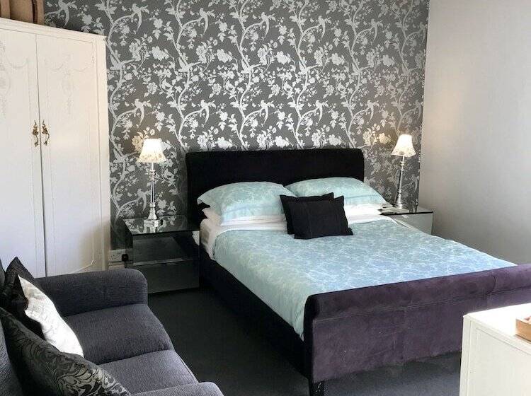 غرفة قياسية, Aylestone Court