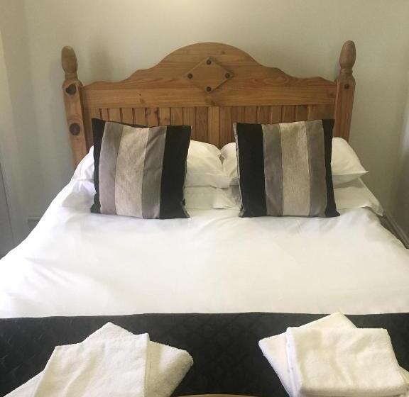 غرفة عائلية, Littledean House