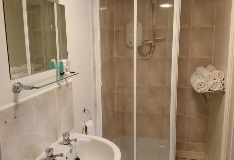 غرفة عائلية, Littledean House