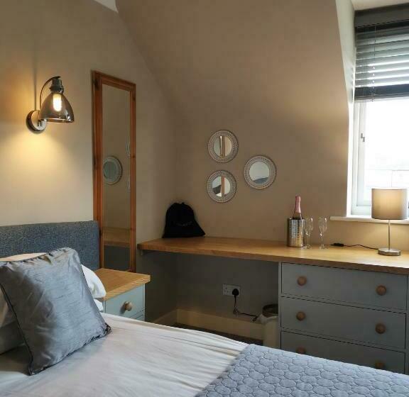 غرفة قياسية, The River Haven