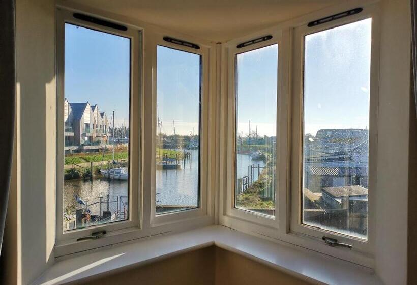 غرفة سوبيريور, The River Haven