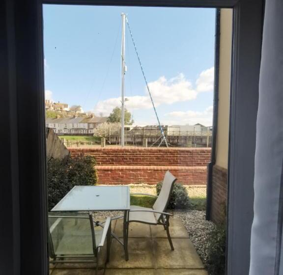 غرفة قياسية, The River Haven