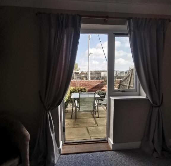 غرفة قياسية, The River Haven