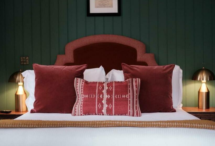 디럭스 룸 킹사이즈 침대, The White Star Tavern