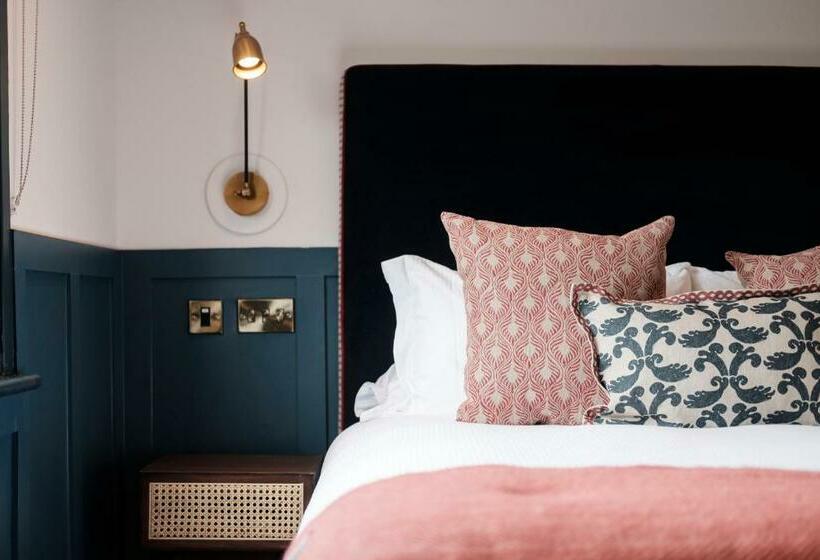 스탠다드 룸, The White Star Tavern