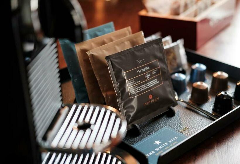 디럭스 룸 킹사이즈 침대, The White Star Tavern