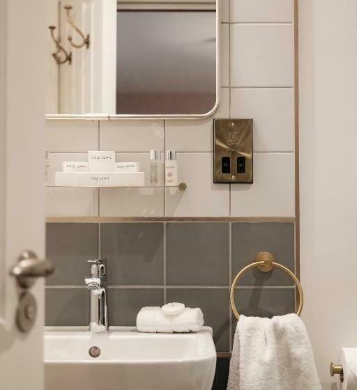 스탠다드 룸, The White Star Tavern