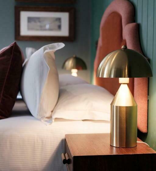 디럭스 룸 킹사이즈 침대, The White Star Tavern