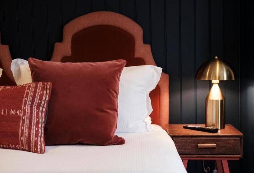 디럭스 룸 킹사이즈 침대, The White Star Tavern