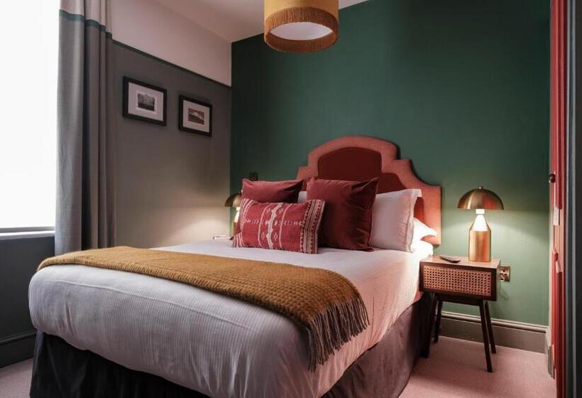 기본룸, The White Star Tavern