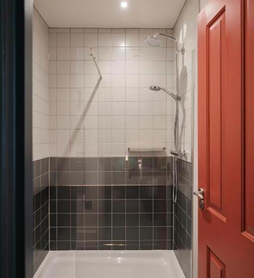 기본룸, The White Star Tavern