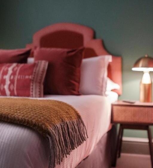 기본룸, The White Star Tavern