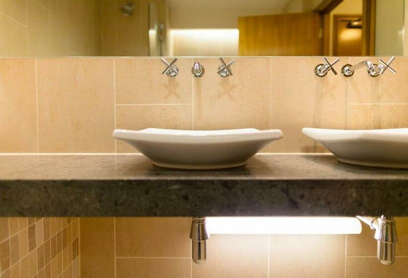 Номер Стандарт, Woodland House