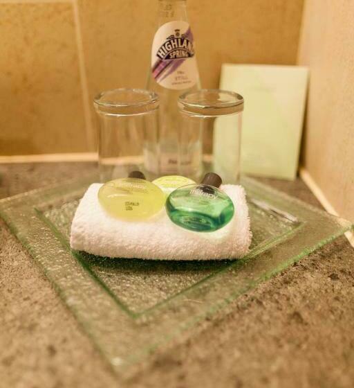 Люкс, Woodland House