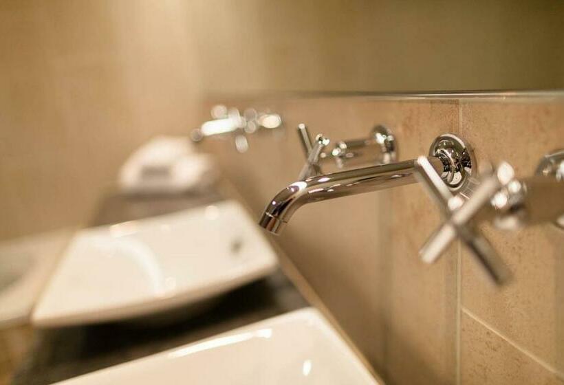 Люкс, Woodland House