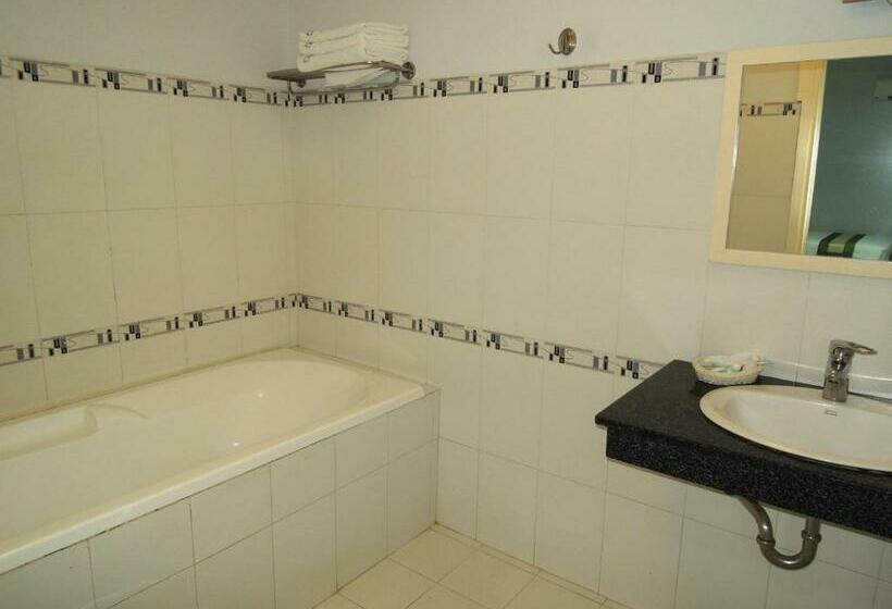 اتاق سوپریور, Hung Vuong