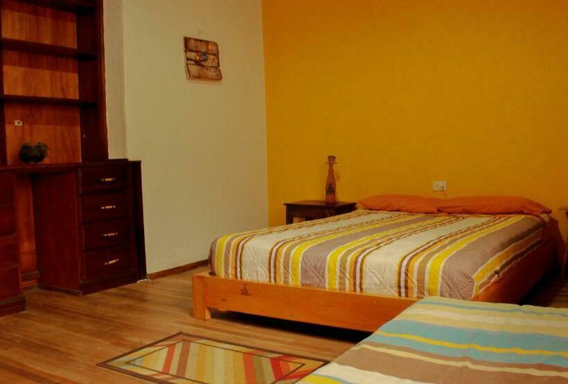 스탠다드 트리픔 룸 공동욕실, Hostal Mochiliers Bed And Breakfast