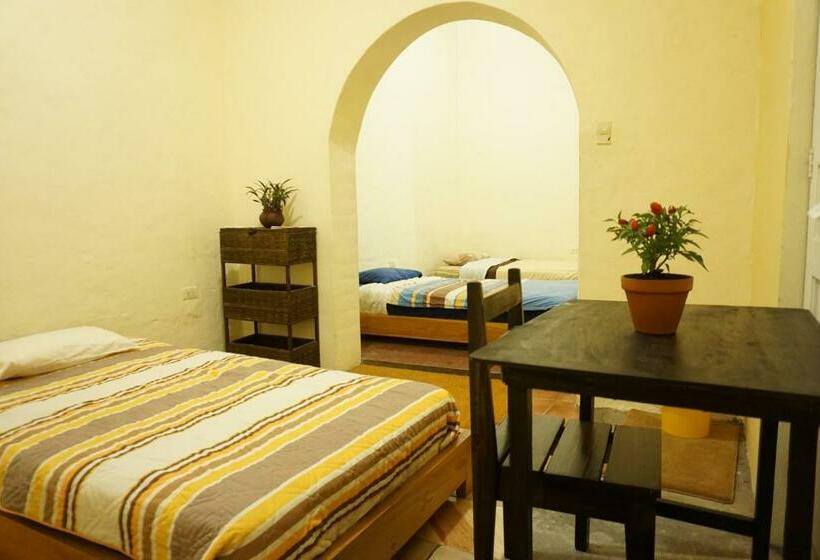 스탠다드 트리픔 룸 공동욕실, Hostal Mochiliers Bed And Breakfast