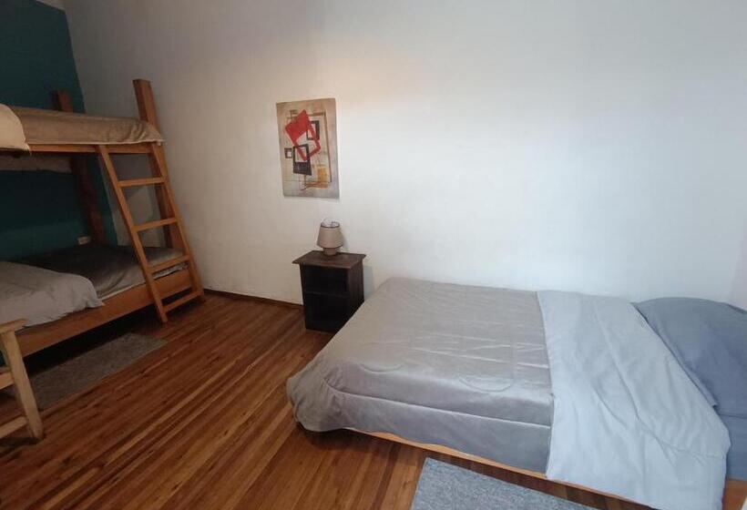 스탠다드 트리픔 룸 공동욕실, Hostal Mochiliers Bed And Breakfast