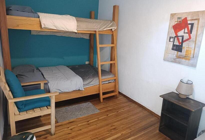 스탠다드 트리픔 룸 공동욕실, Hostal Mochiliers Bed And Breakfast