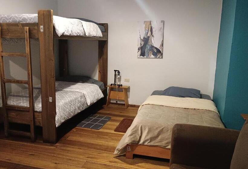 4인용 스탠다드 룸, Hostal Mochiliers Bed And Breakfast