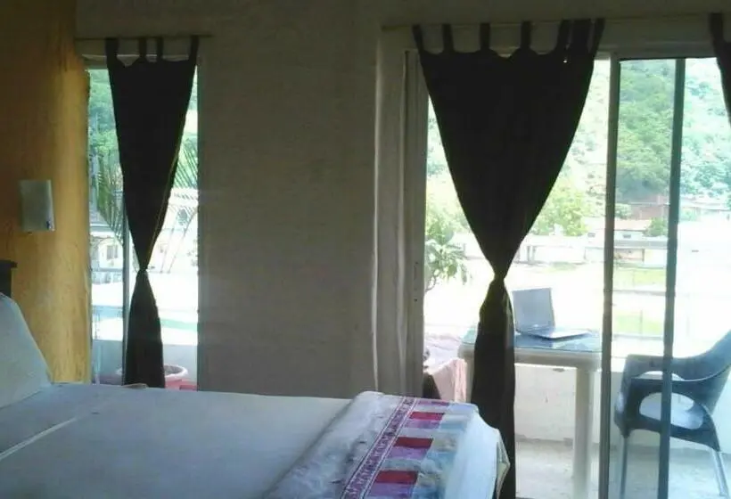 Standard Neljän Hengen Huone Parveke, Bahia B&b